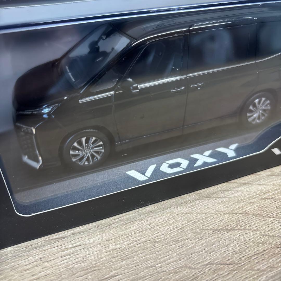 【送料無料】トヨタ ヴォクシー ブラックマイカ 1/30カラーサンプルミニカー