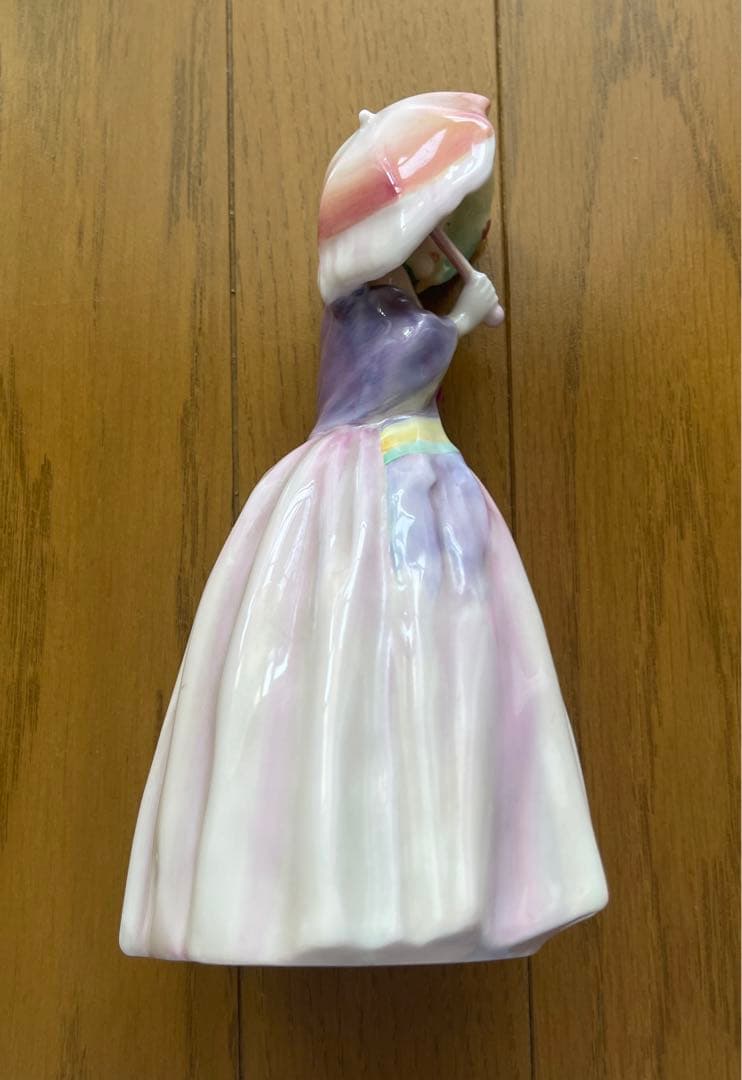 ロイヤルドルトン　MISS DEMURE