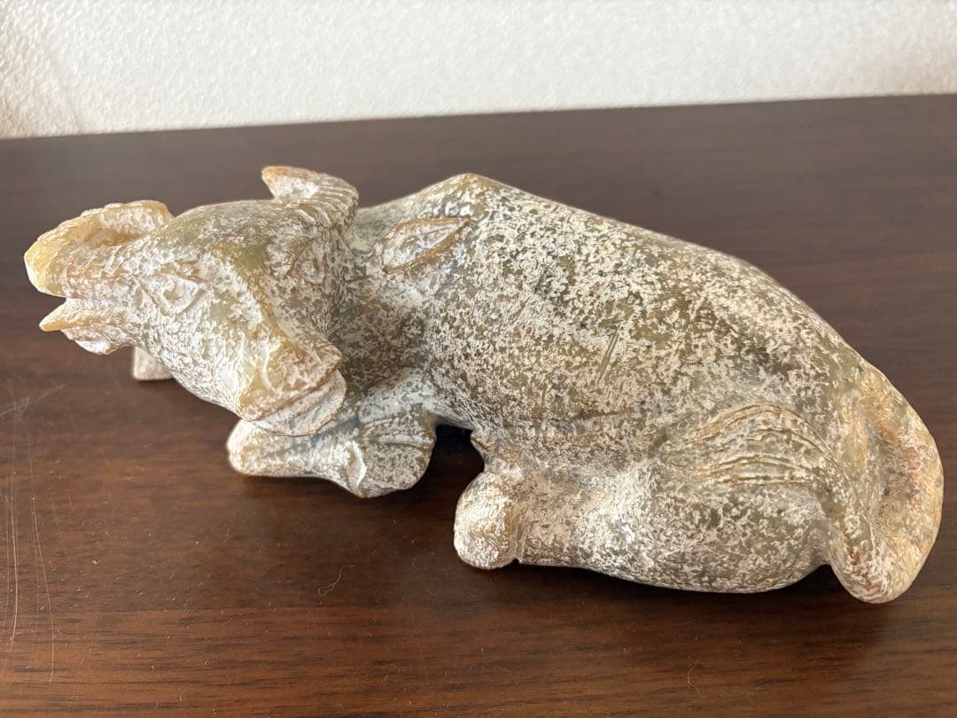 石？玉？の牛の中国的置物　角アリ　25cm、2.3 kg