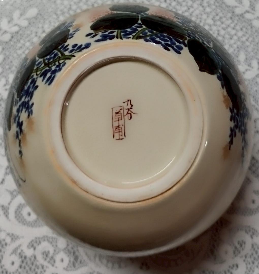 花と葉の装飾 陶器の花瓶