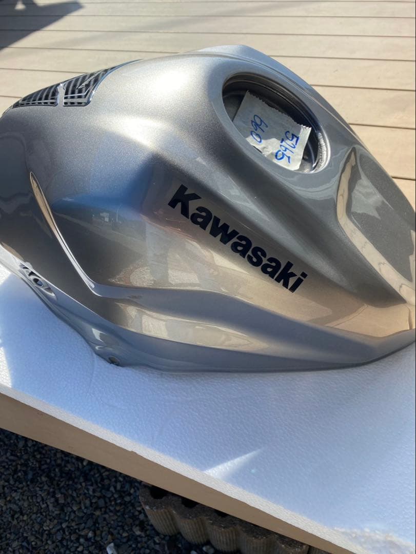 zx25r☆ガソリンタンク☆シルバーメタリック☆2024年モデル☆傷無し美品