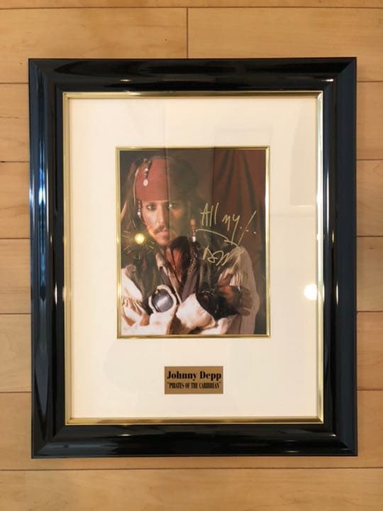 ジョニー・デップ　直筆サイン　写真〔パイレーツ・オブ・カリビアン〕
