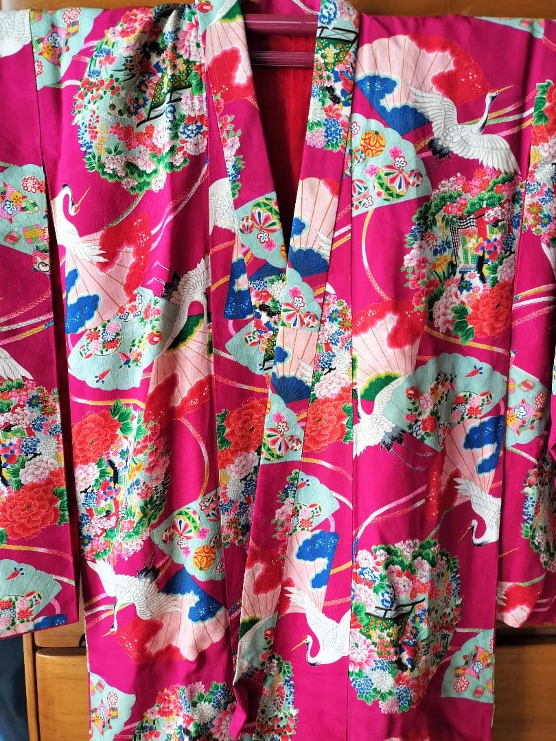 アンティーク子供着物・織りだし正絹・濃いピンク着物