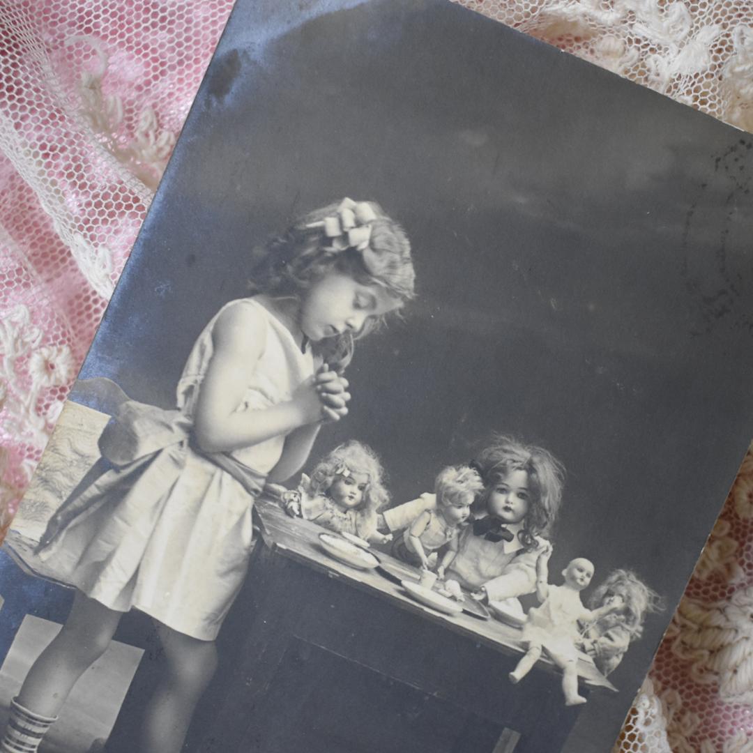 *Antique postcard　お人形さんと少女の食前の祈り