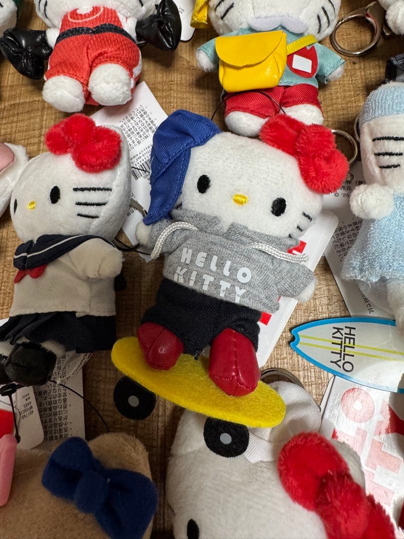 【新品】ME％ × Hello Kitty 限定コラボ マスコット 全27種