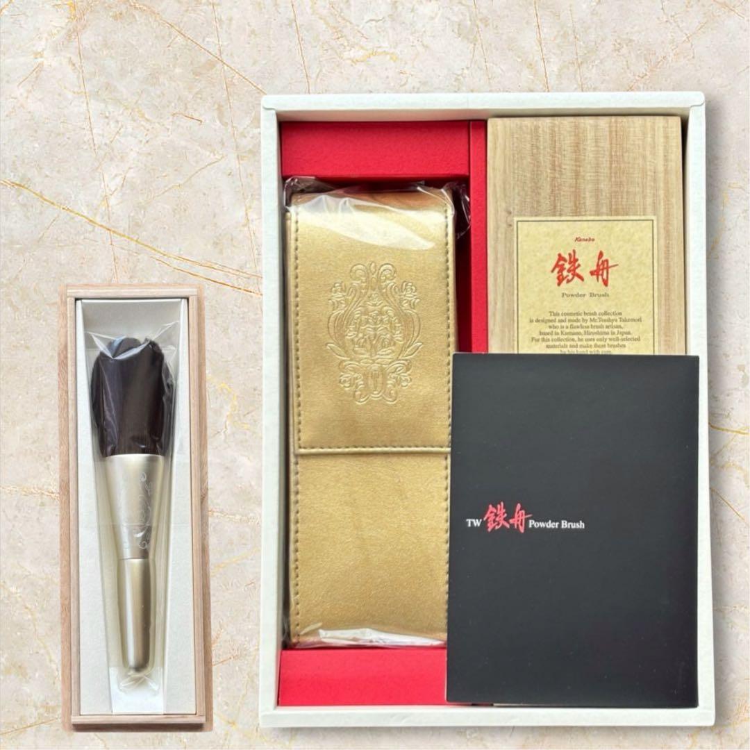 【新品未使用品】カネボウ　トワニー　鉄舟パウダーブラシ　専用ポーチ付