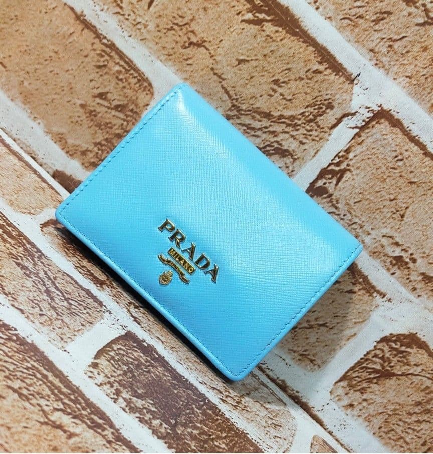 PRADA 水色 二つ折り財布