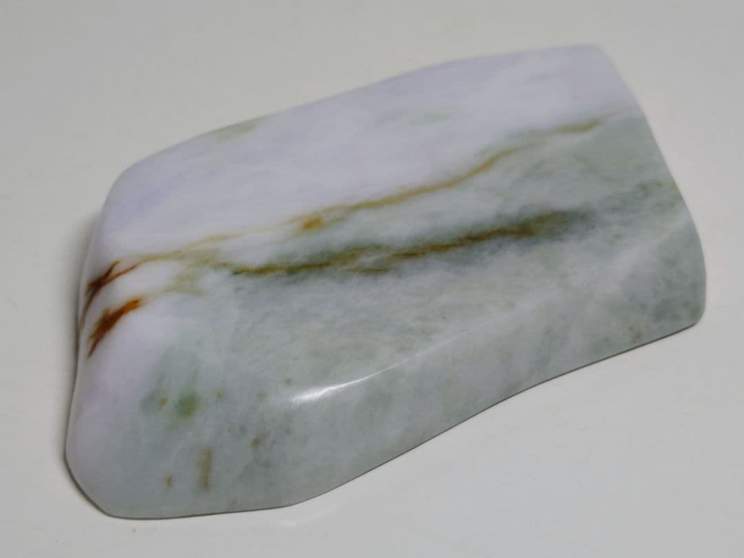 ラベ緑 282g 翡翠 ヒスイ 原石 鑑賞石 自然石 誕生石 鉱物 鉱石 水石