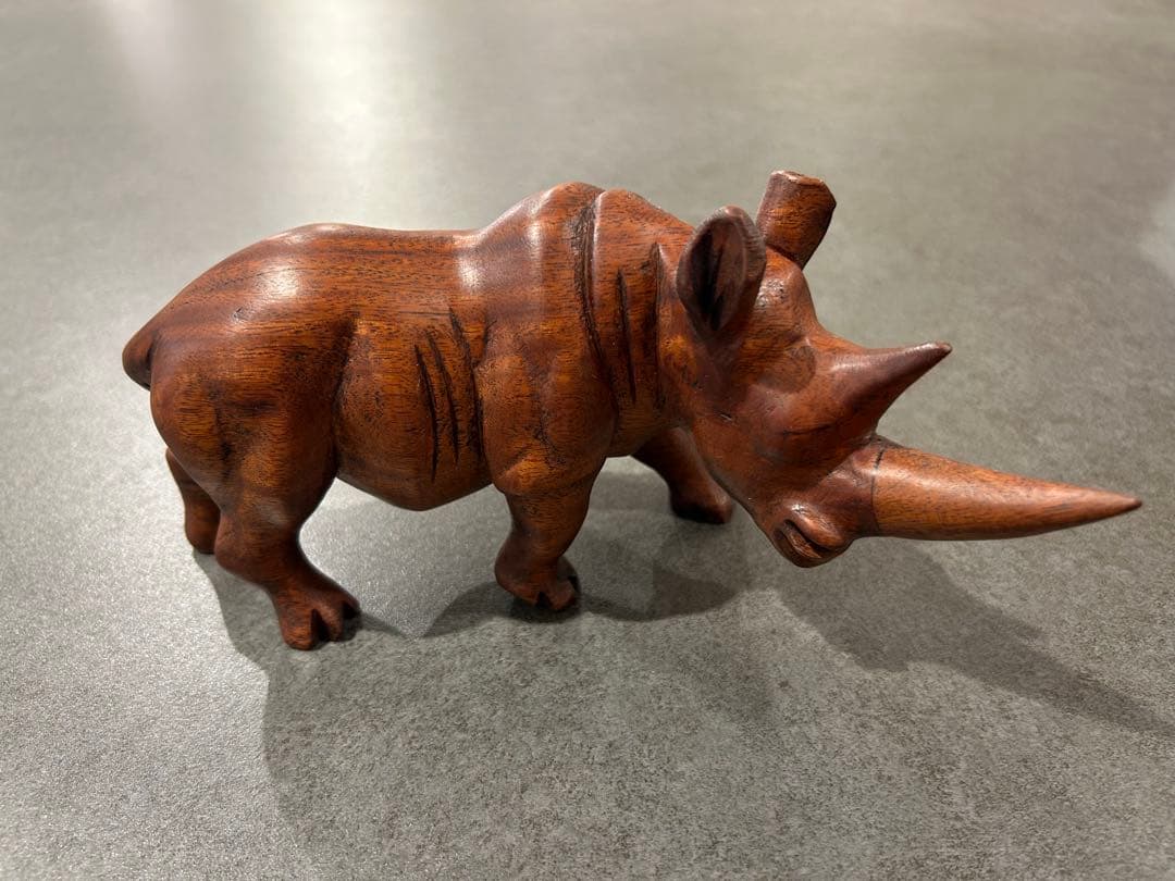 万博ギニアパビリオンの木製サイの彫刻