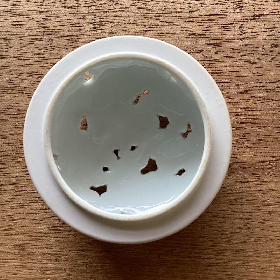 蘭透香爐　白磁の香炉　透かし彫り　三足　菖蒲　有田焼　深川製磁