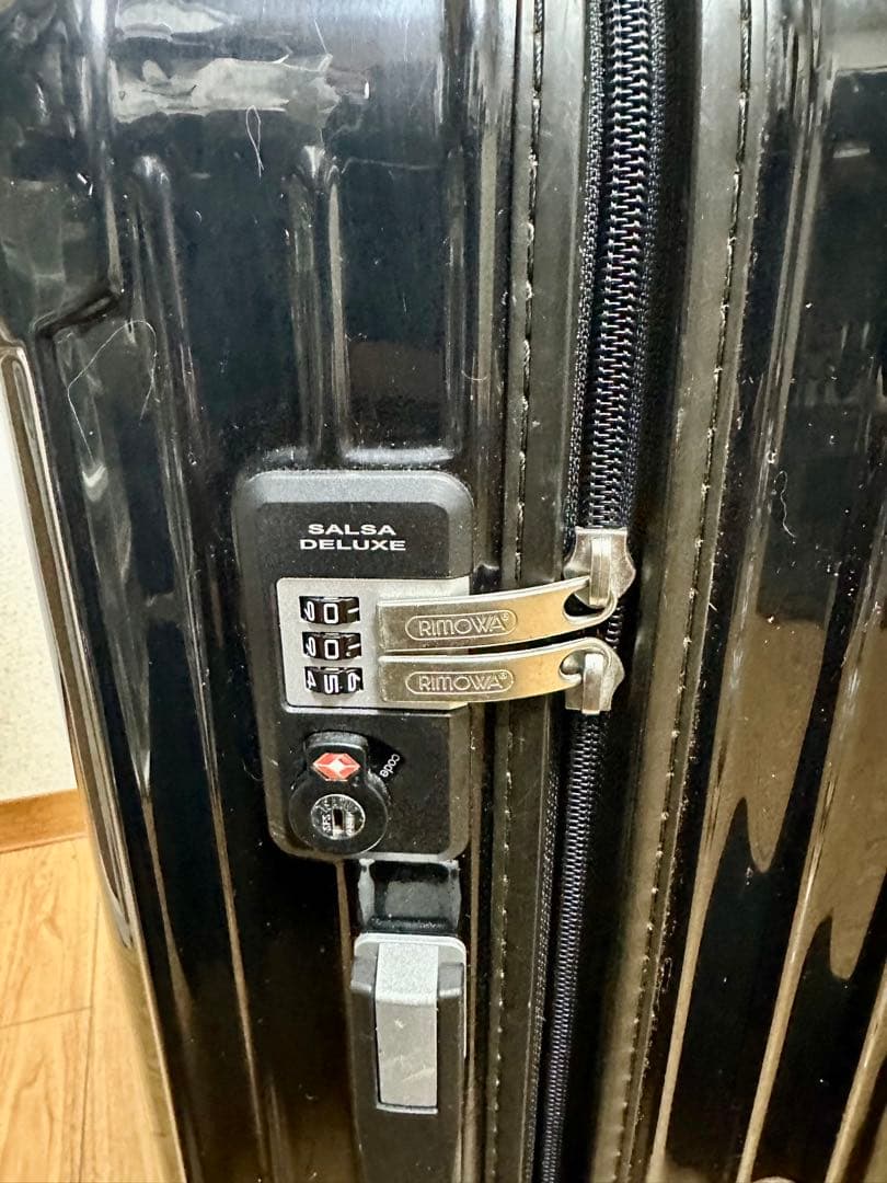 ブラックキャリーケース 4輪　リモワ