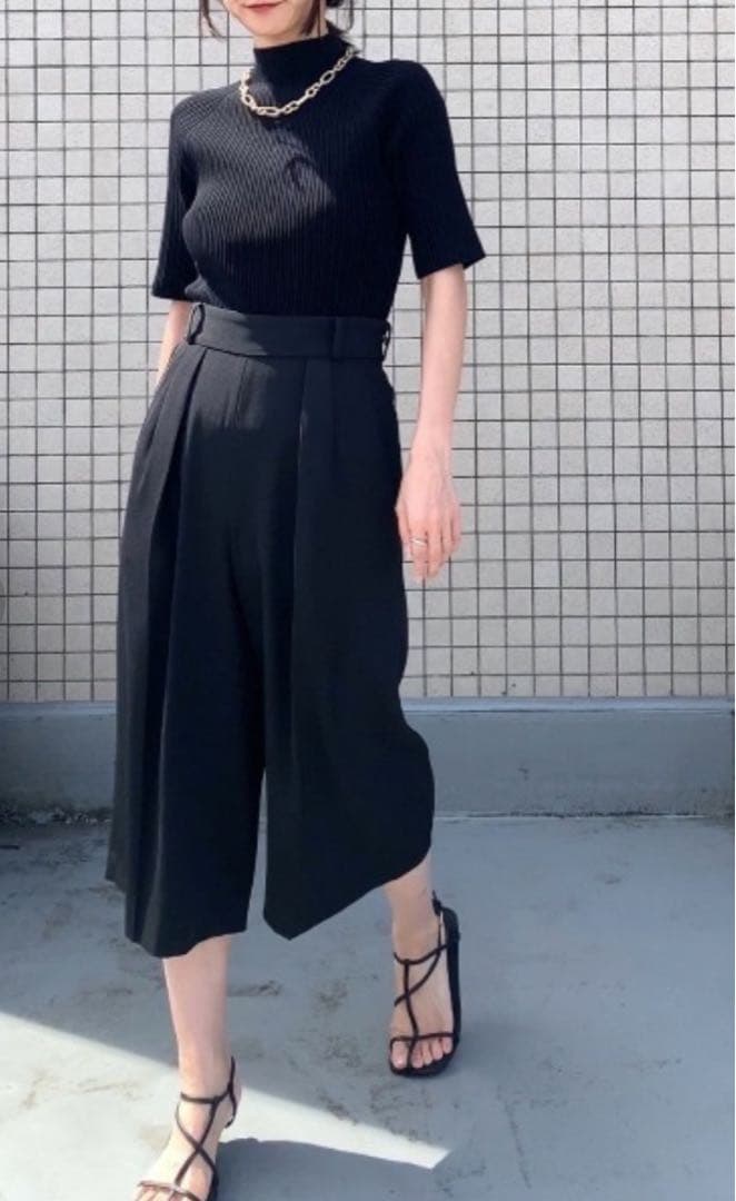 新品【MIESROHE ミースロエ】ワイド　ハーフ パンツ　ガウチョ　タック　黒