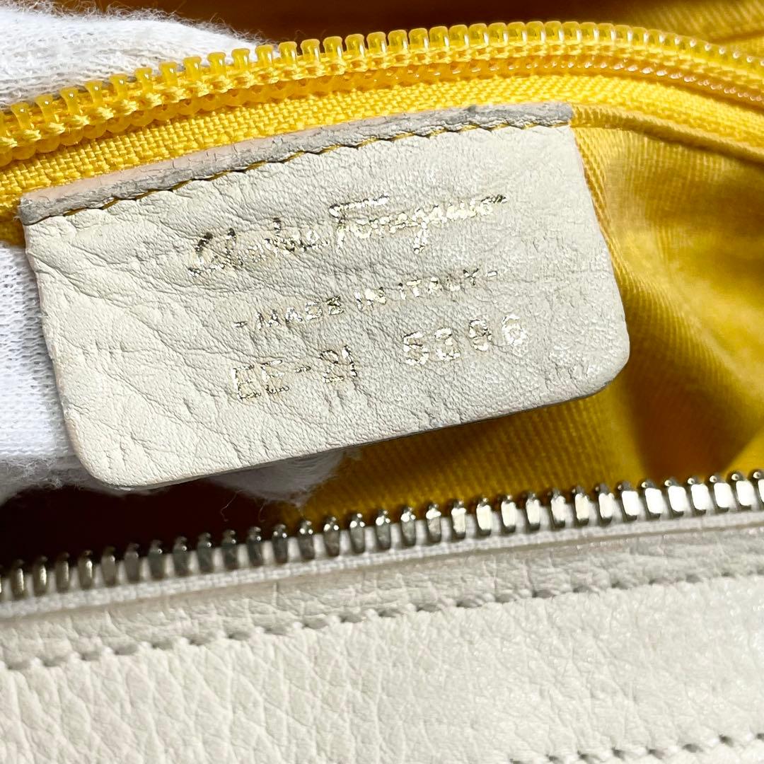 フェラガモ ボストンバッグ レザー ガンチーニ 金具 ロゴ 大容量 多機能