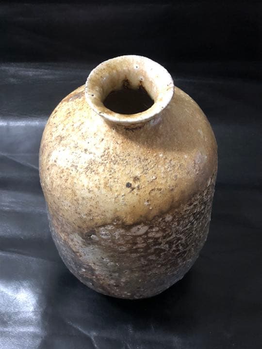 遺品整理◼️骨董収集家だった祖父のコレクションのお宝の特大サイズの壺、壷、花瓶