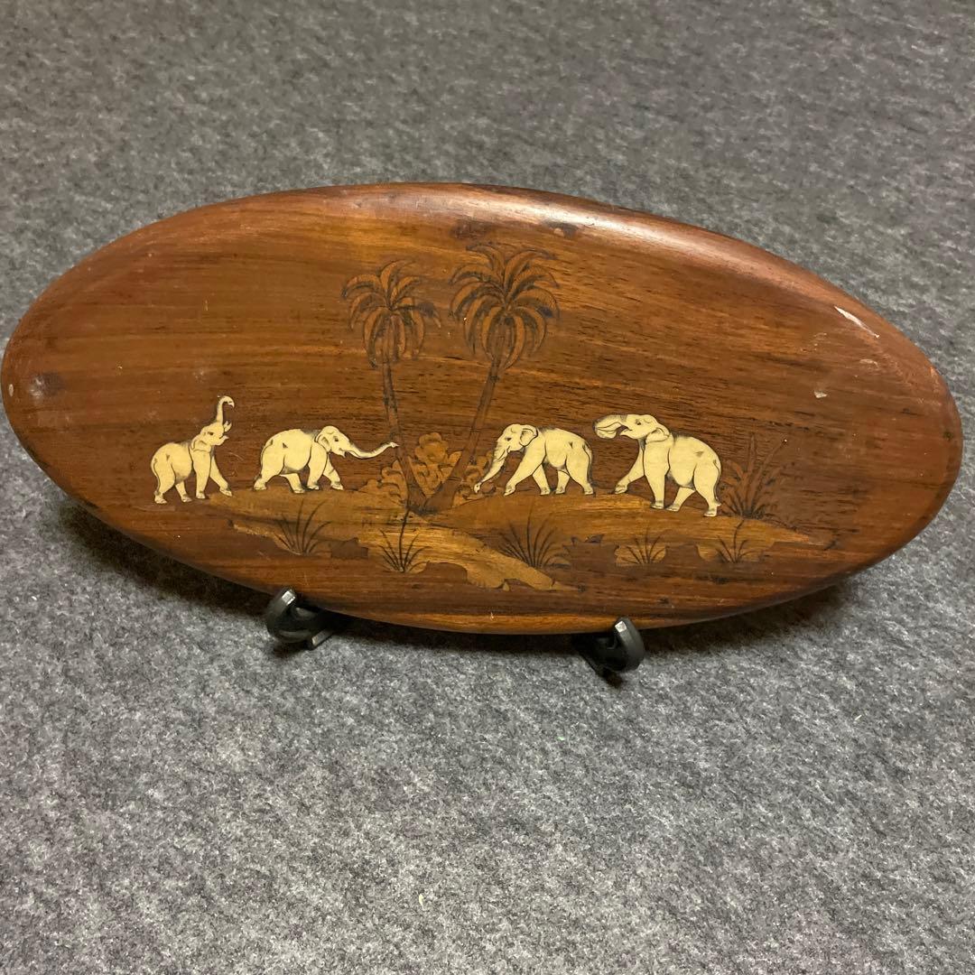 インドネシア　木製象彫刻楕円形プレート　飾り立て付き