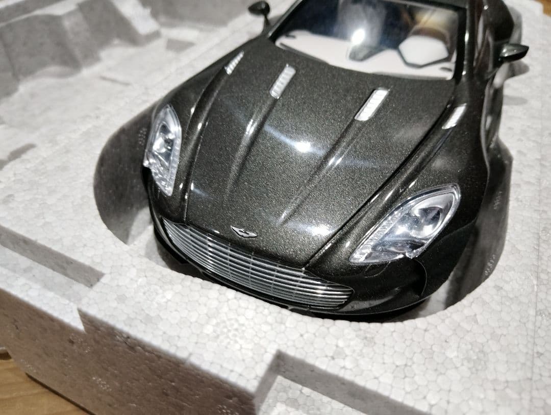 1/18 オートアート　アストンマーティン ONE-77　ミニカー　グレー