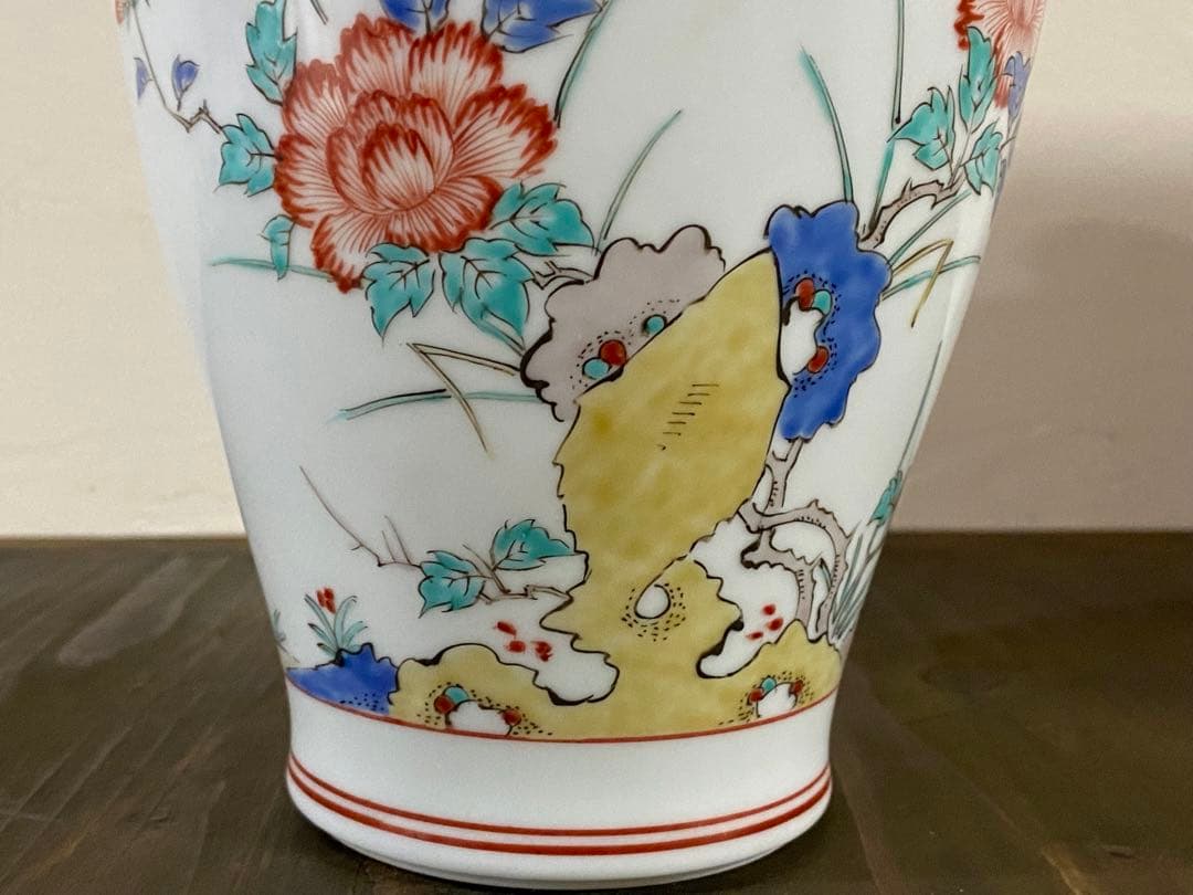 13代柿右衛門　錦　岩牡丹文　花瓶