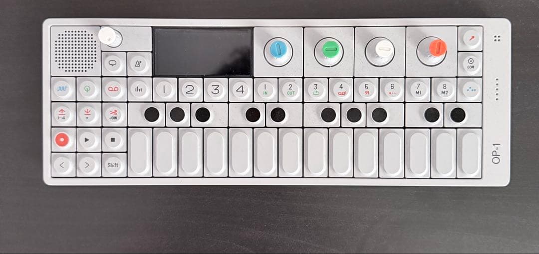 OP-1 シンセサイザー teenage engineering