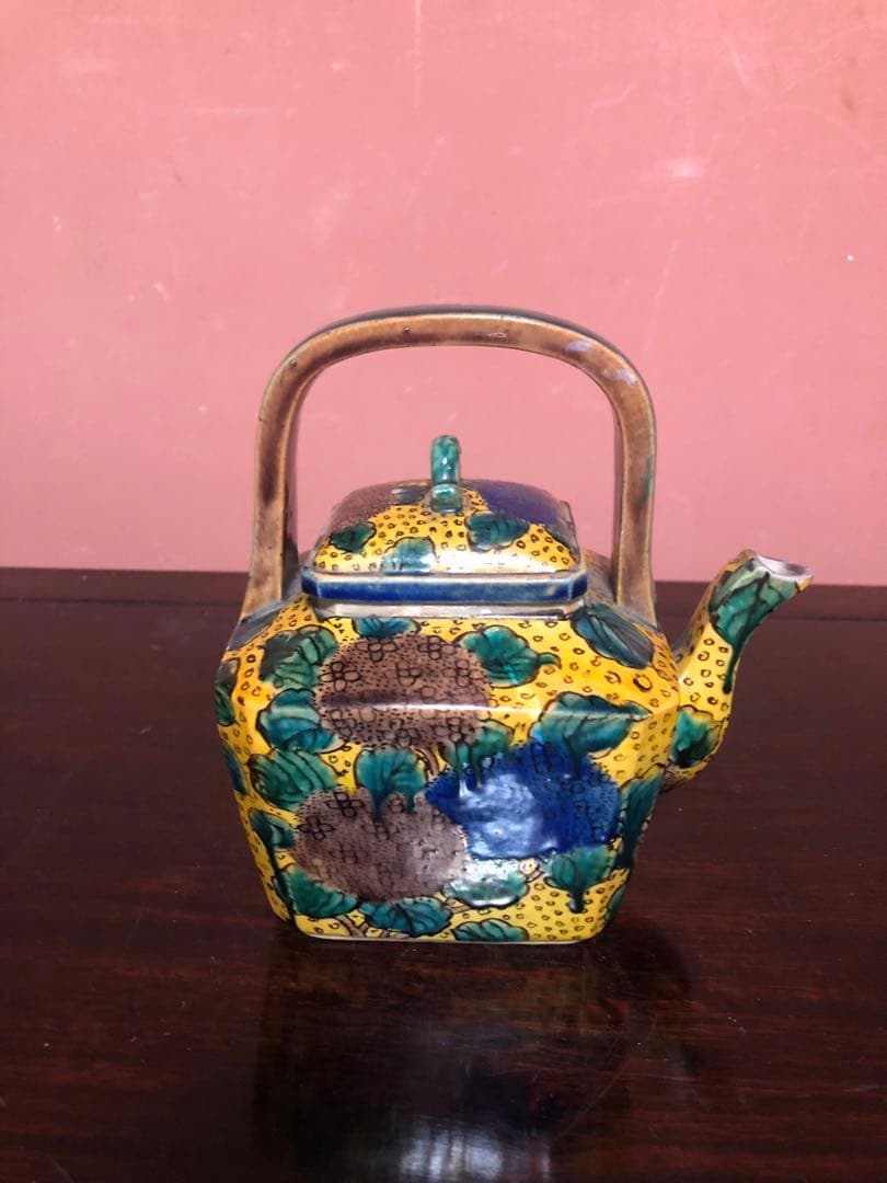 蔵にあった稀少な青手古九谷の水注