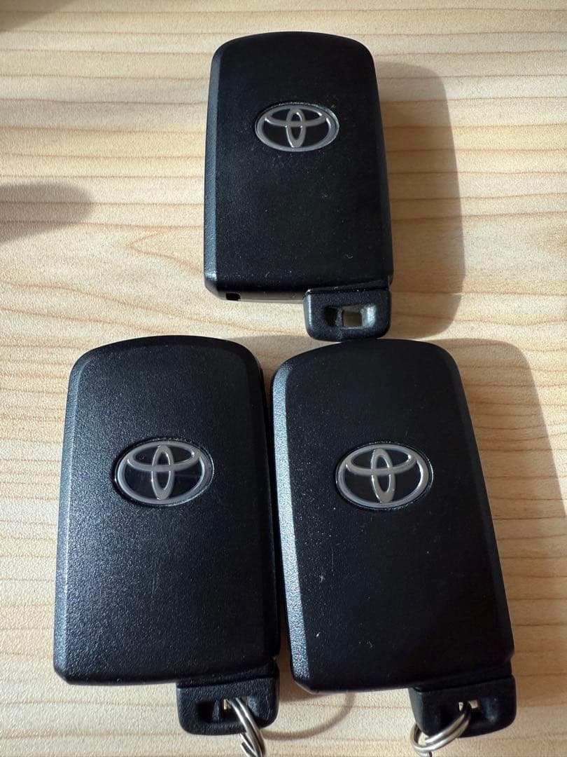 トヨタ純正 ヴォクシー スマートキー (4つボタン) 3個 送料込み