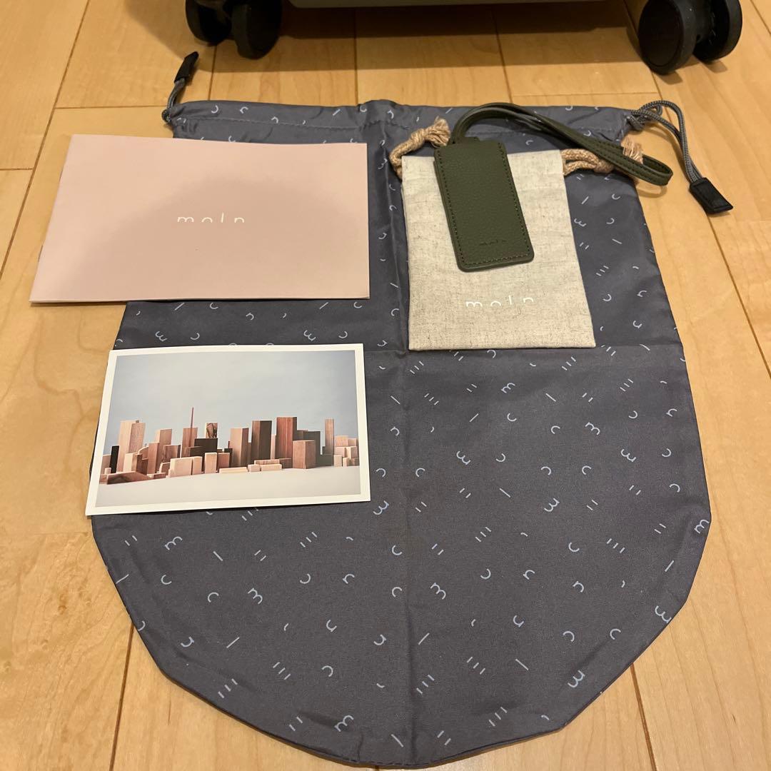 moln（モルン）　キャリーオンスーツケース・モス（緑）　同色タグ付き