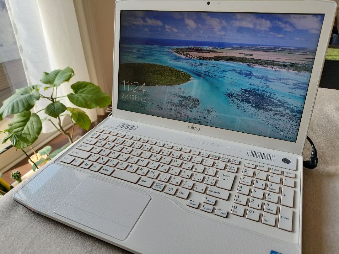 富士通 LIFEBOOK 15.6インチ ホワイトノートPC