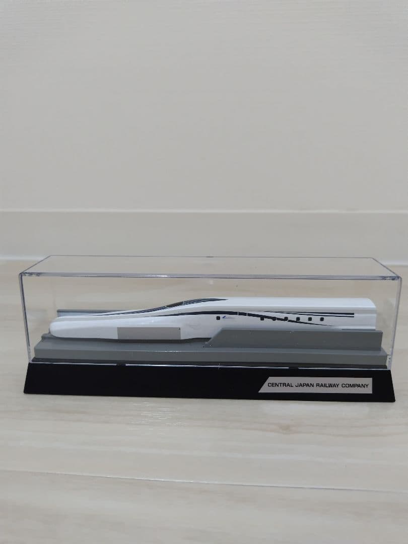 リニアモーターカー模型とフレーム付き写真