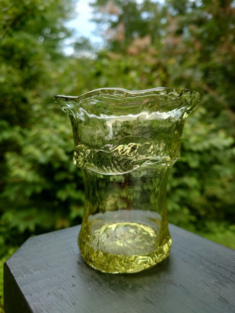 野田収　個展作品　手びねりのグラス(Ａ）新島硝子　コーガ石　自然の緑色