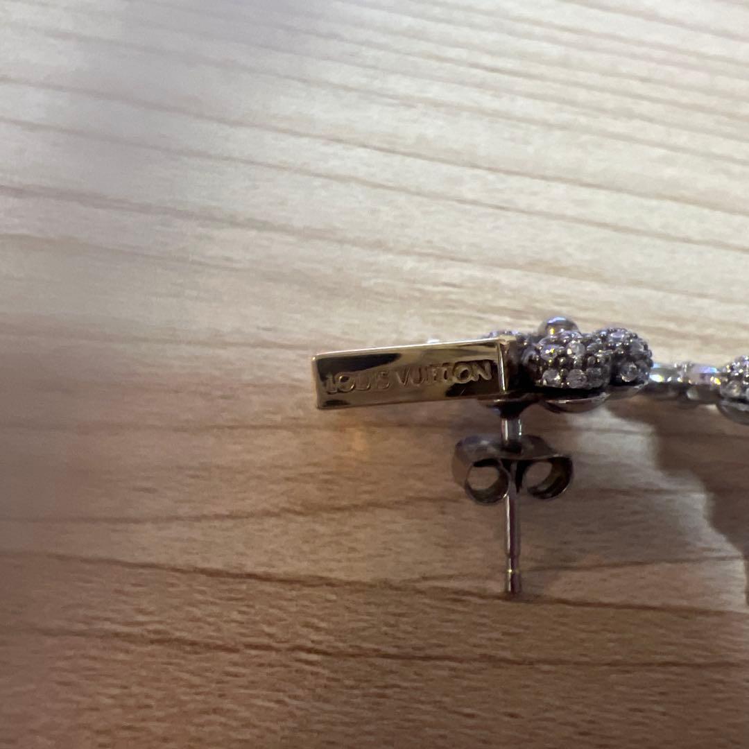 LVロゴ 花モチーフ ピアス