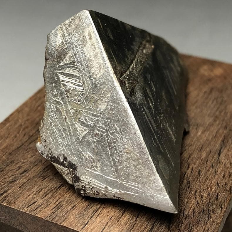 隕石 鉄隕石　アルタイ隕石　原皮付き　ナチュラル　原石　重さ約93ｇ　台付き