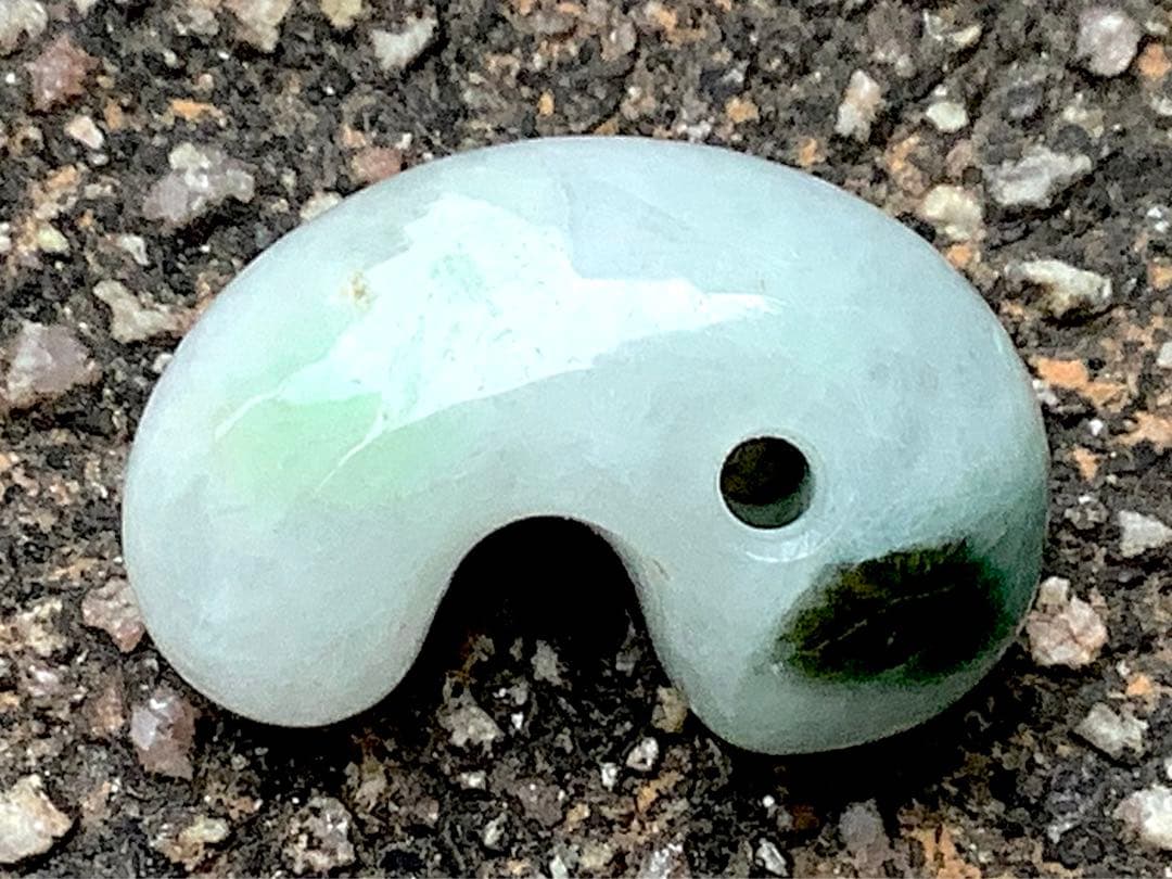 ✳緑混じりの氷肌*アイスジェイド　糸魚川翡翠勾玉　御守りに‼️鑑別書付本物を‼️