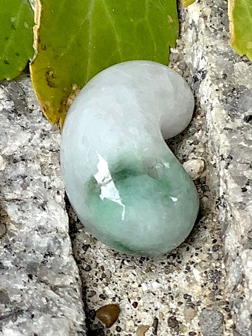 ✳緑混じりの氷肌*アイスジェイド　糸魚川翡翠勾玉　御守りに‼️鑑別書付本物を‼️