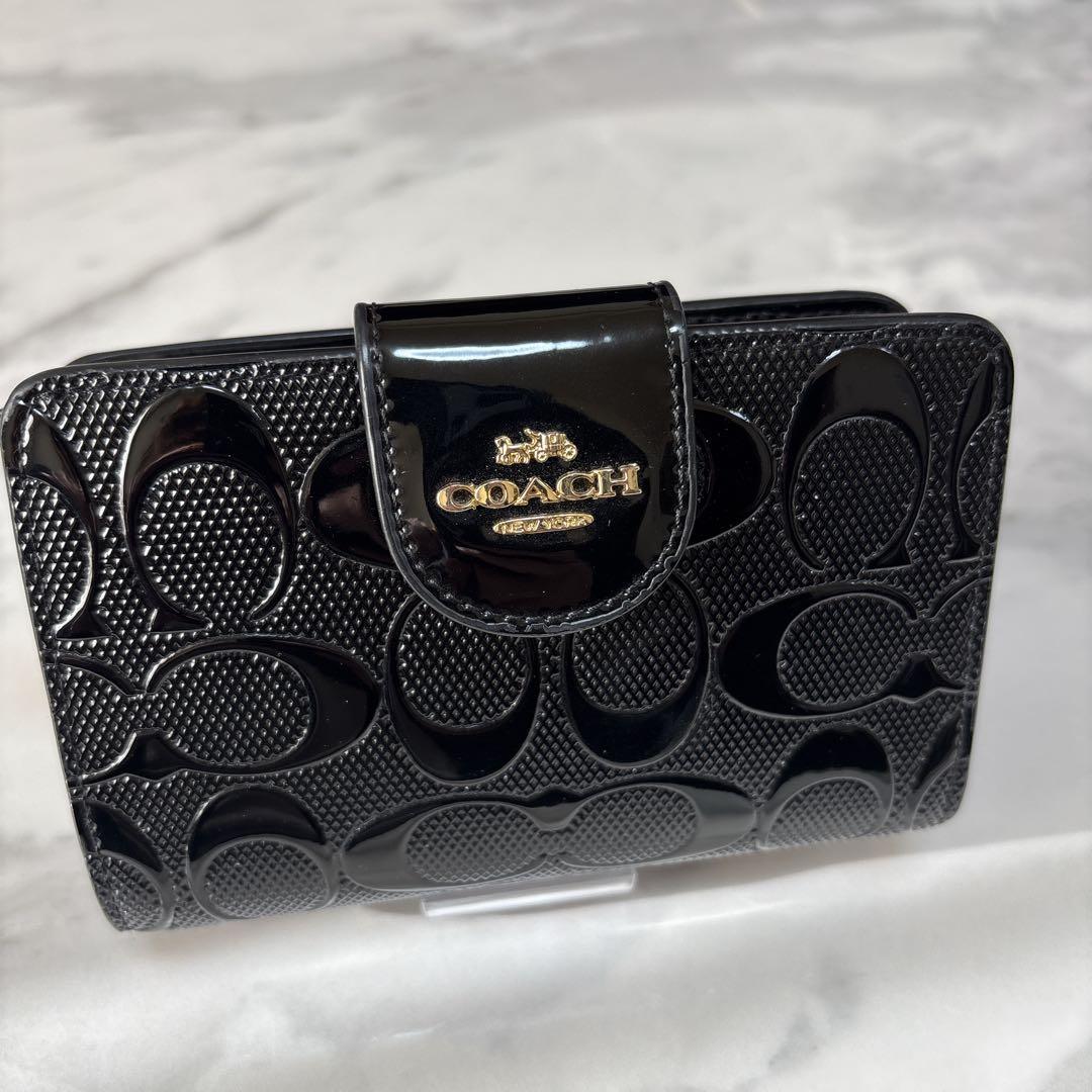 【美品】COACH コーチ 折り財布シグネチャーエンボス加工パテントレザー　黒
