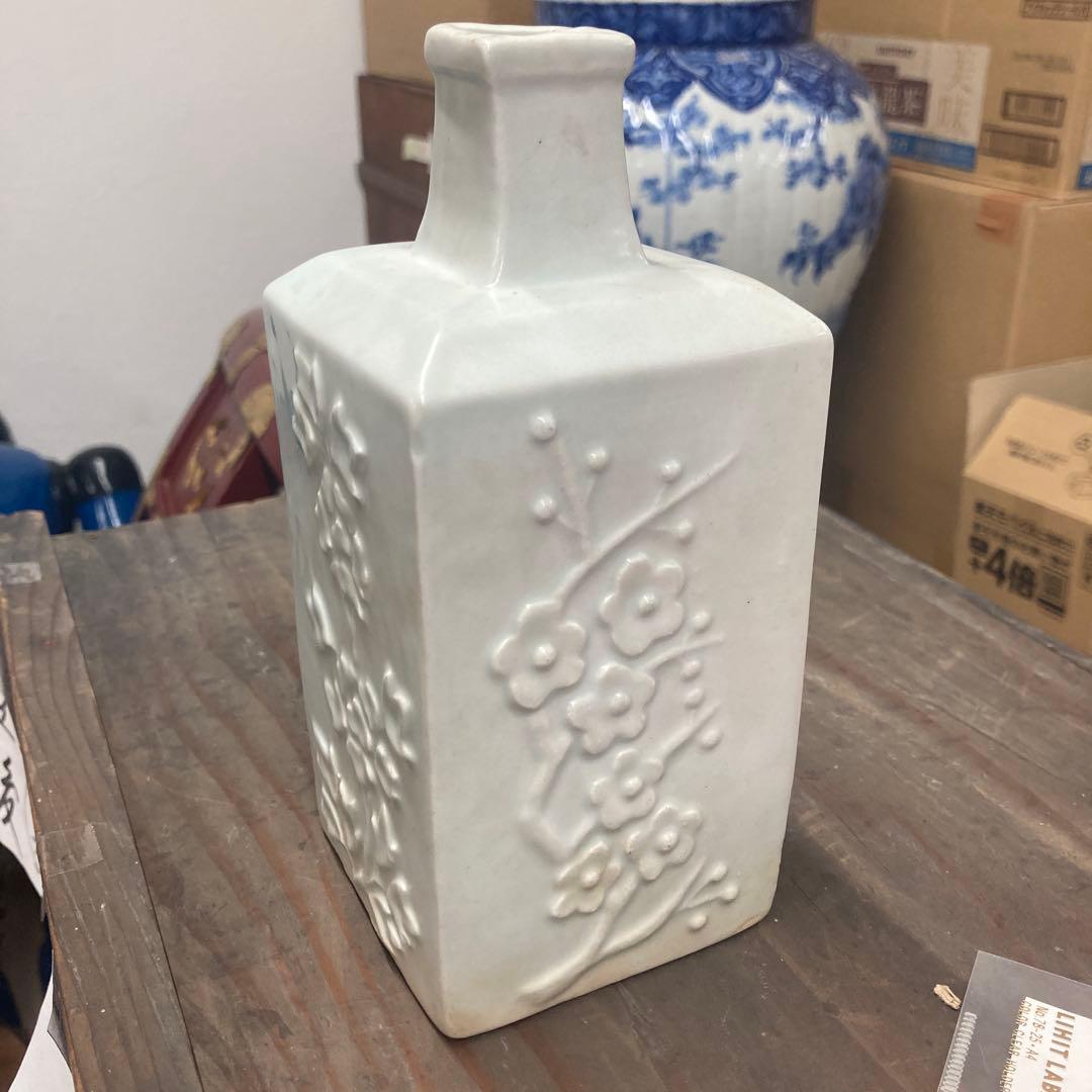 李朝　青白磁角徳利　陽刻　朝鮮美術