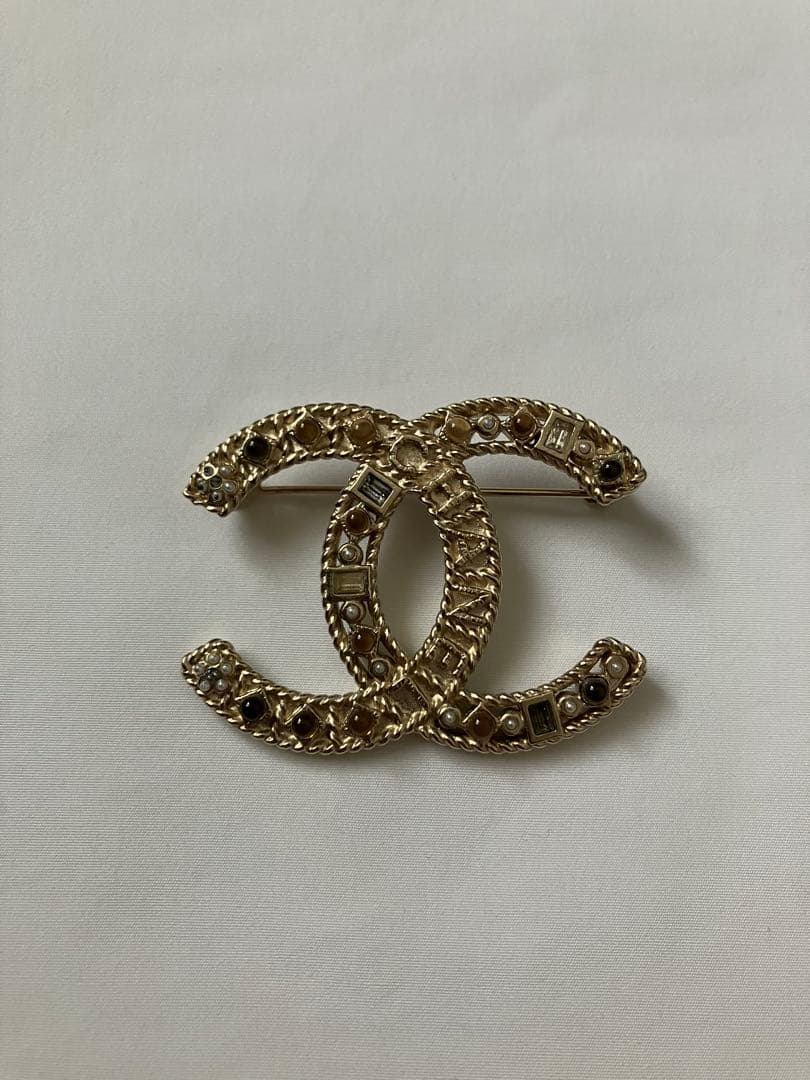 CHANEL CCロゴブローチ ストーン付き