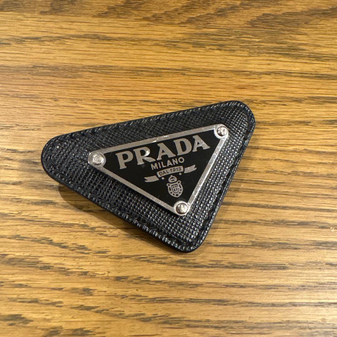 PRADA トライアングル型 黒レザーブローチ