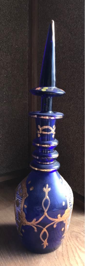 コバルトブルーの装飾ボトル