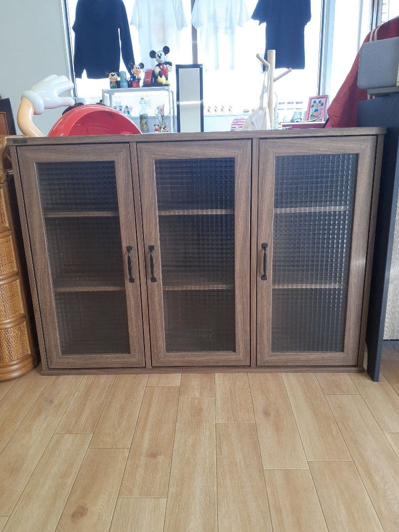 ブラウン木製キャビネット 3段棚付き