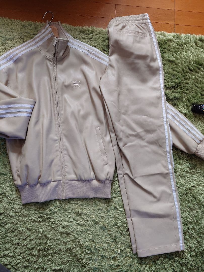 adidas フェイクレザーファイヤーバードジャケット　Lと　トラックパンツ　M