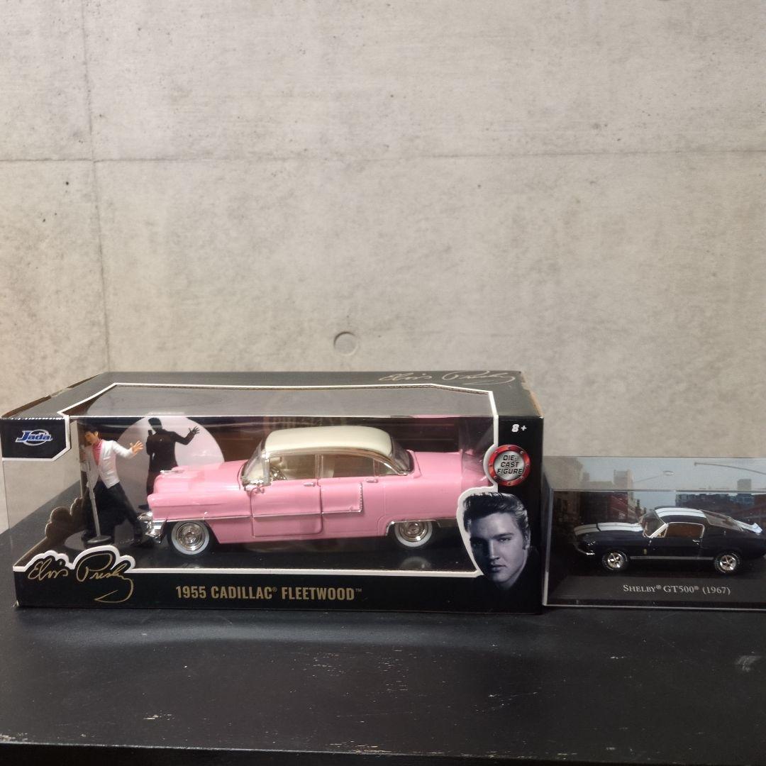 エルビスプレスリーのピンクキャデラックとシェルビーGT500、ミニカー。