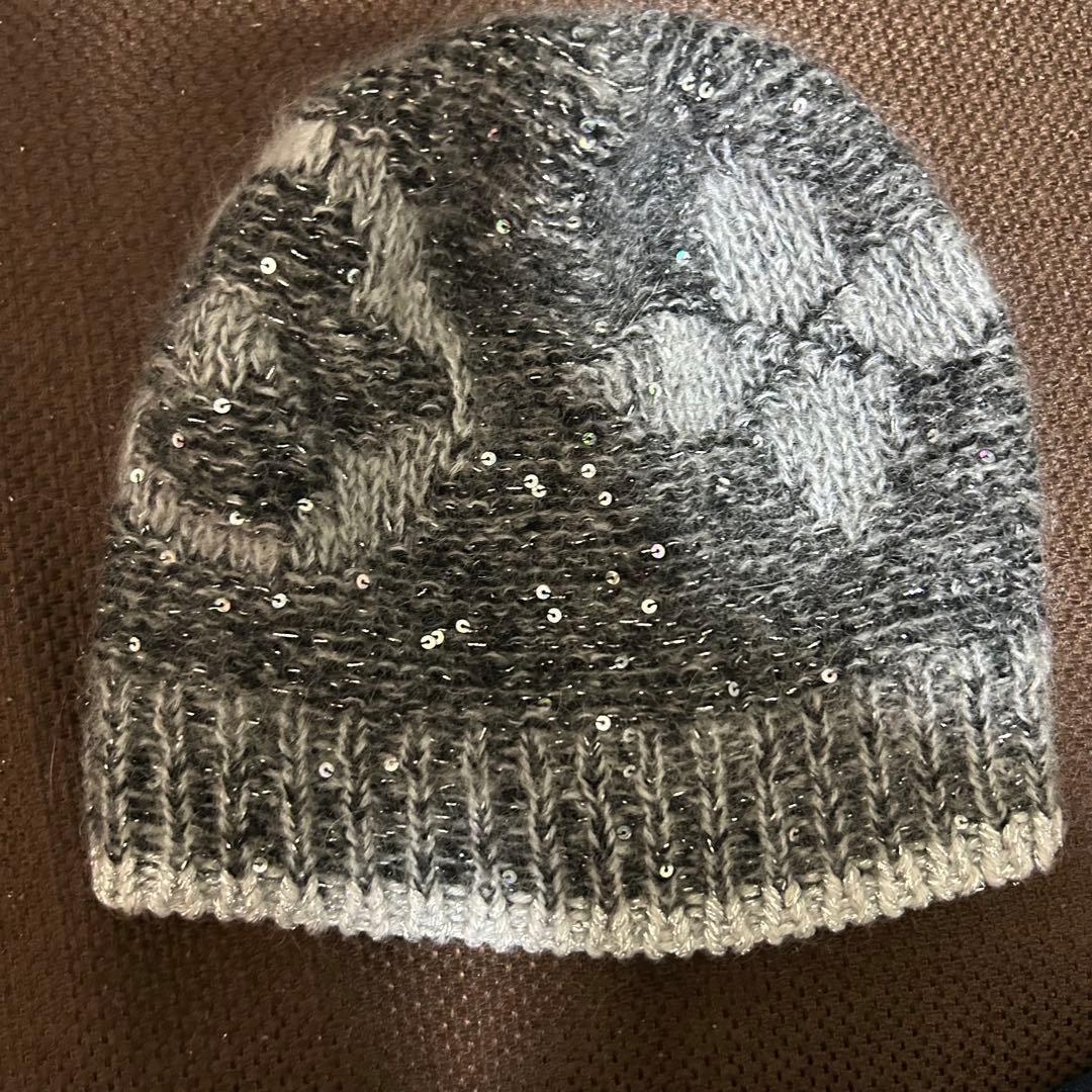 LOUIS VUITTON グレー ニット帽 ビーズ装飾