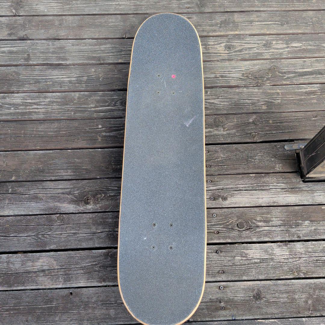 アンチヒーロー 8.25インチ コンプリートスケートボード