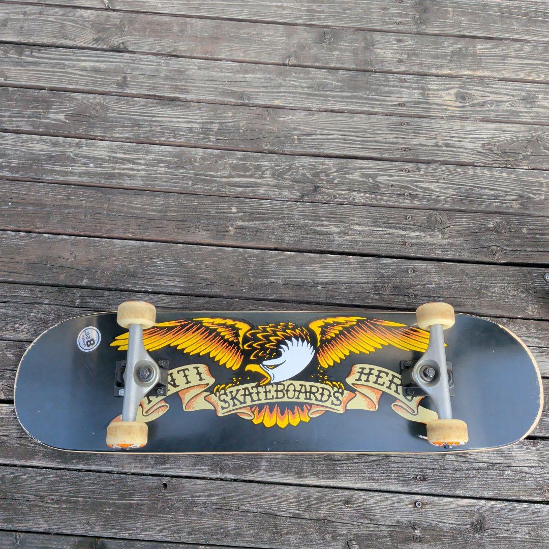 アンチヒーロー 8.25インチ コンプリートスケートボード
