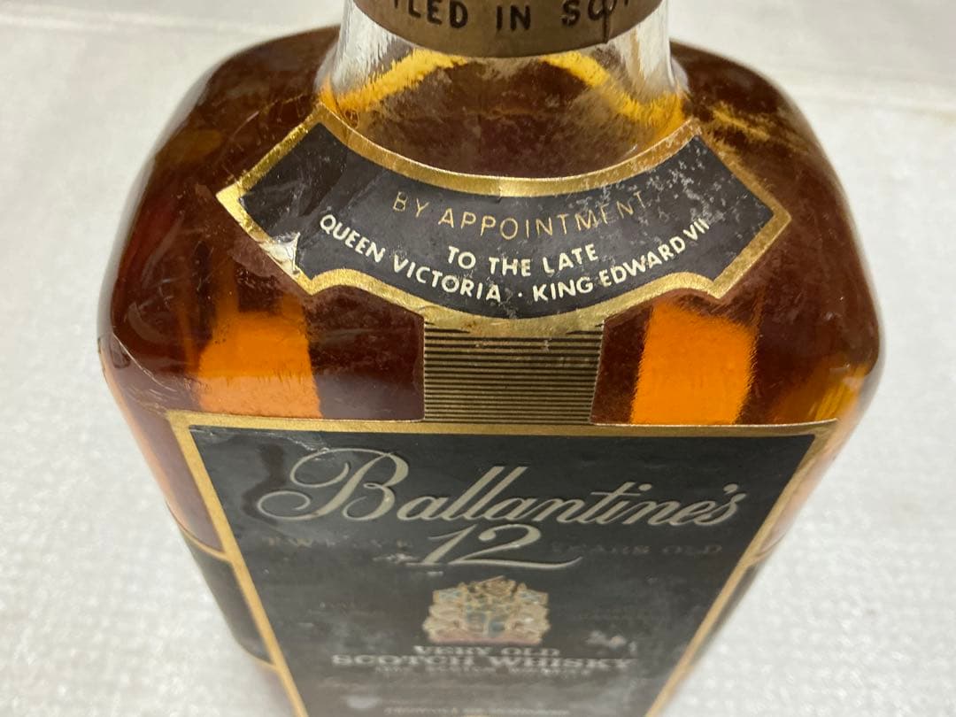 バランタイン12年VERY OLD スコッチウイスキー【ラベル傷あり】。