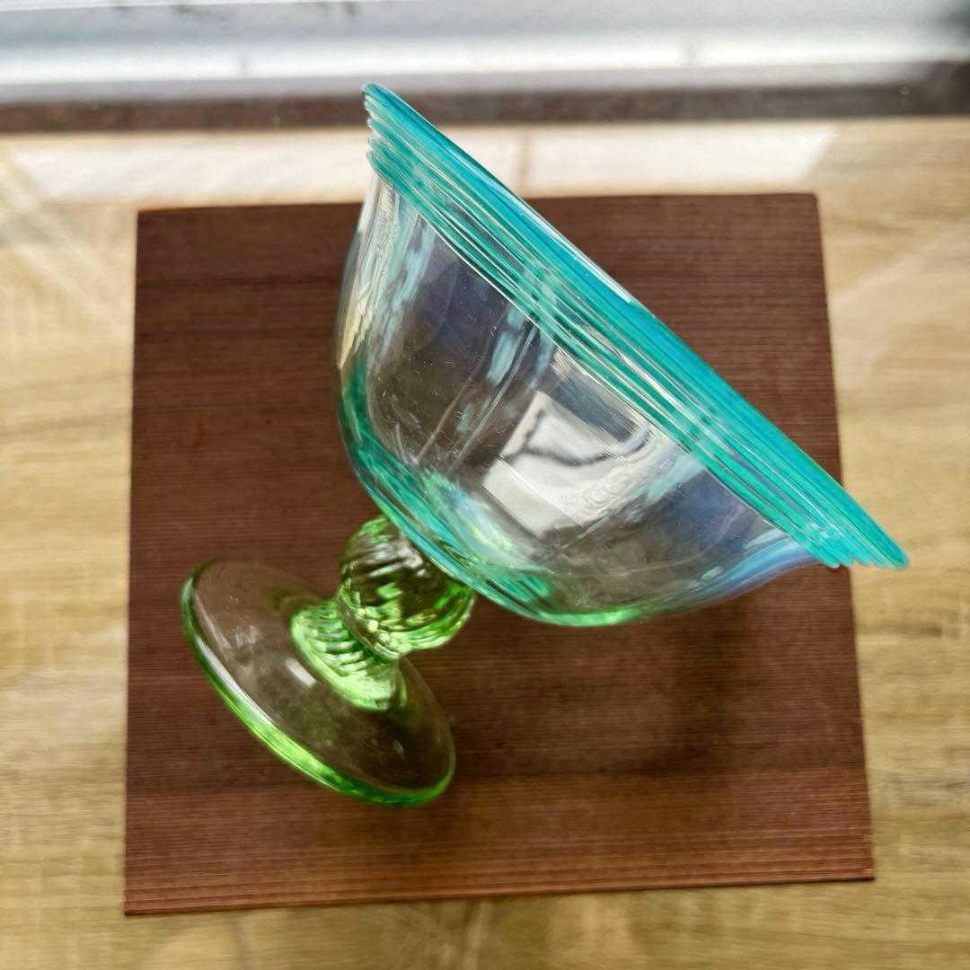 骨董　時代ガラス　希少　若草色　乳白色暈し　千段巻き　反り口　氷コップ　ウラン