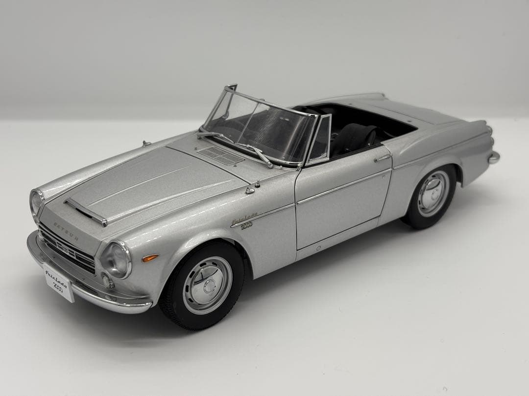 オートアート AUTOart DATSUN SR311 1967 1/18