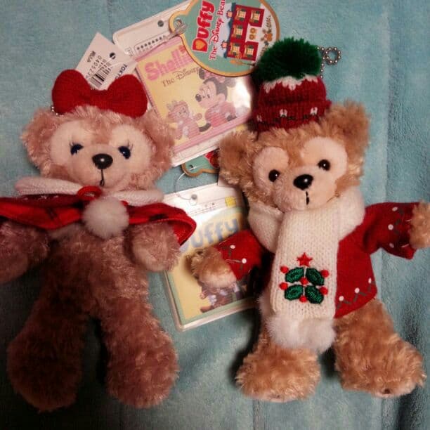 新品タグ付きダッフィー、シェリーメイのぬいぐるみバッチです。