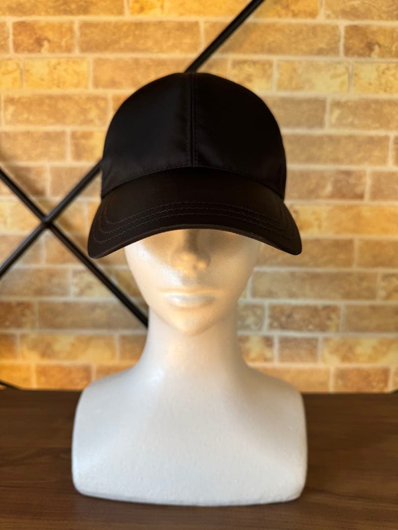 PRADA ブラック ベースボールキャップ