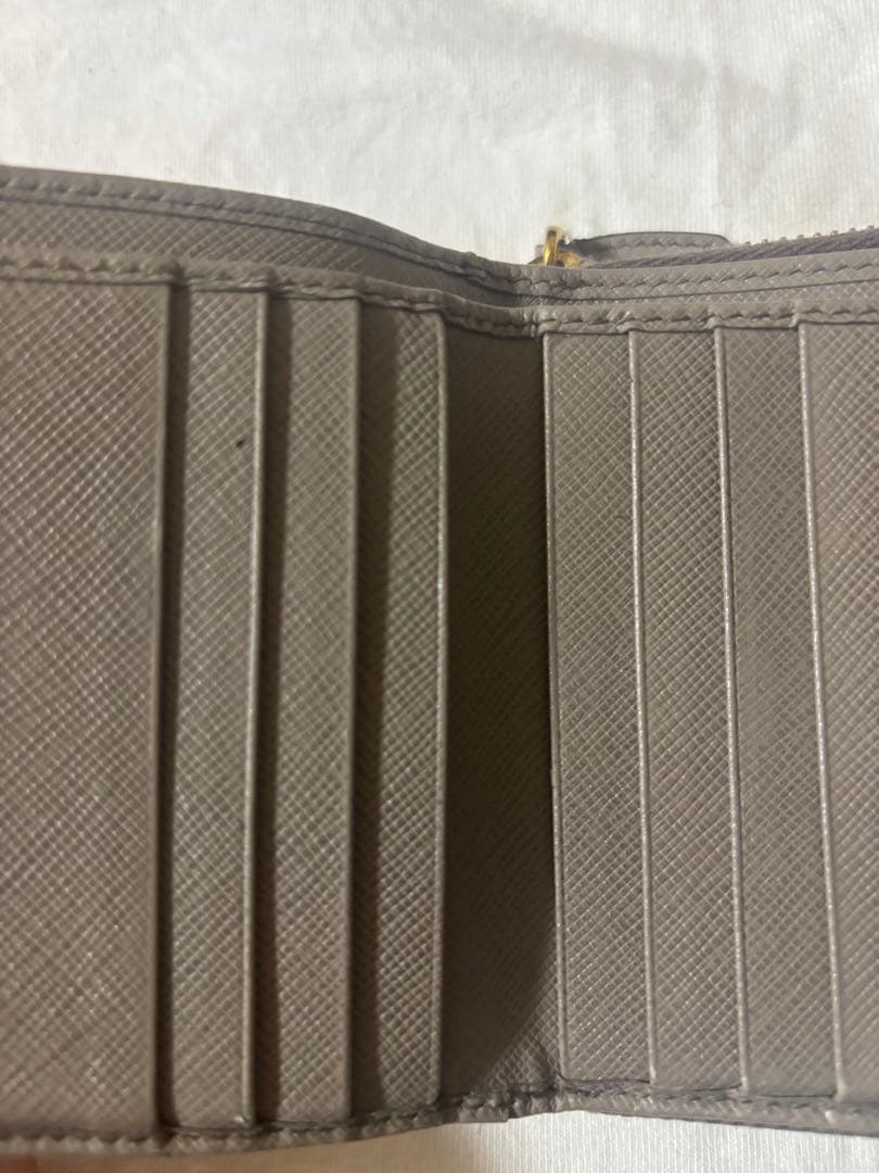 PRADA グレー 二つ折り財布 サフィアーノレザー