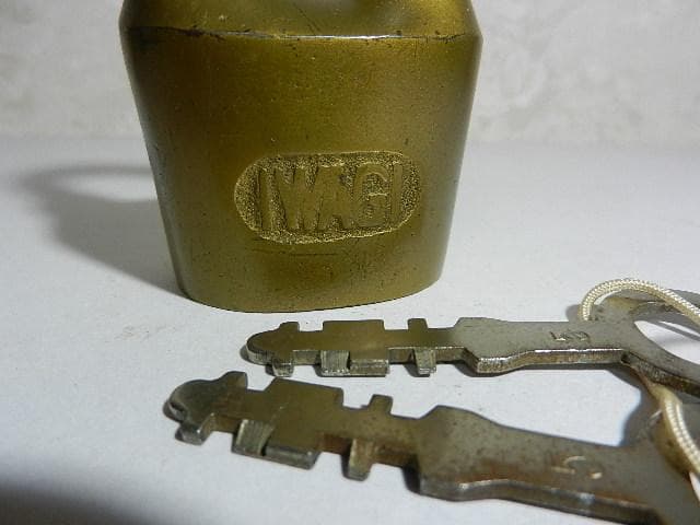 古い希少な鉄道？錠前その３（ボディーに「ＩＷＡＧＩ」の刻印）